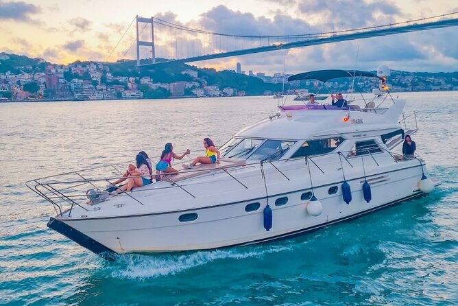 bosphorus-cruise-with-14m-yacht-for-private-groups
