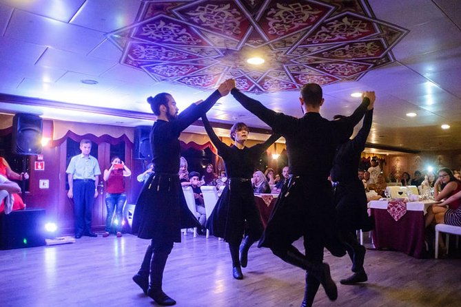 bosphorus-dinner-cruise-entertaintment-private-table-wi-fi