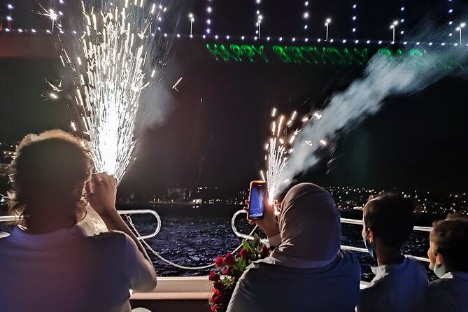 bosphorus-night-cruise-with-luxury-yacht