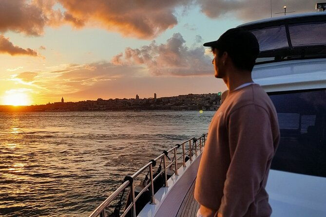 bosphorus-sunset-cruise-on-deluxe-yacht-in-istanbul