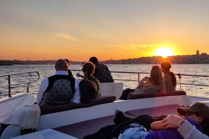 bosphorus-sunset-cruise-on-deluxe-yacht-in-istanbul