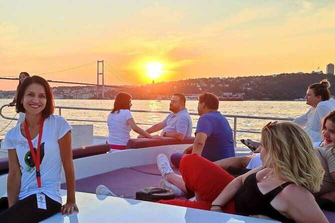 bosphorus-sunset-cruise-on-deluxe-yacht-in-istanbul