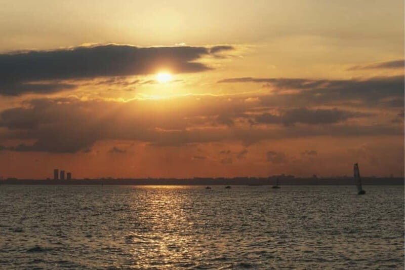 Bosphorus: Sunset Yacht Cruise with Guide, Snacks and Wine - FAQ