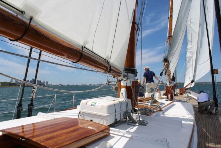 boston-downtown-harbor-sailing-cruise
