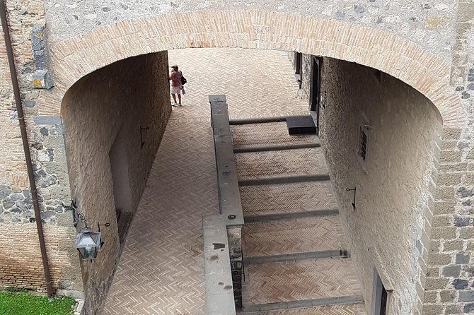 bracciano-odescalchi-orsini-ancient-castle-tour-with-lunch