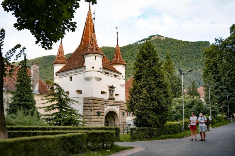 Brasov: Guided Walking Tour with Professional Photos - Key Points