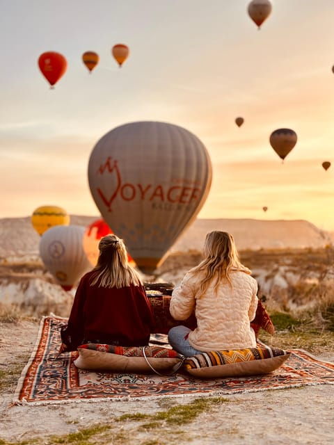 breakfast-with-balloons-in-the-valley-private-table