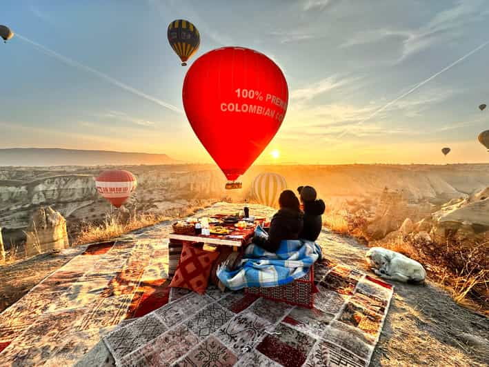 breakfast-with-balloons-in-the-valley-private-table