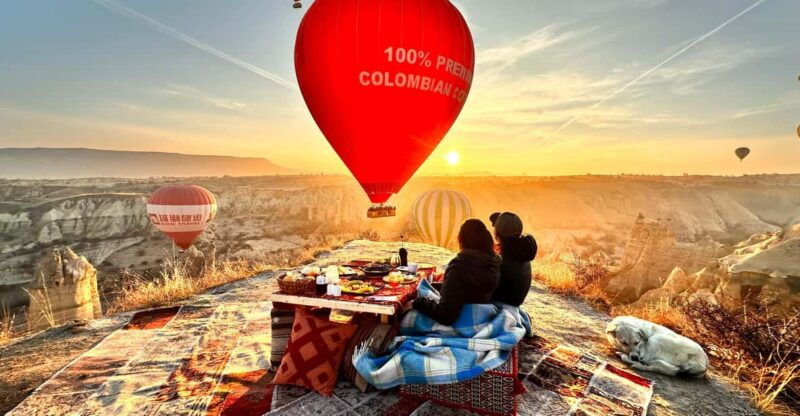 breakfast-with-balloons-in-the-valley-private-table