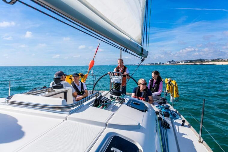 brighton-sailing-trip-with-drinks