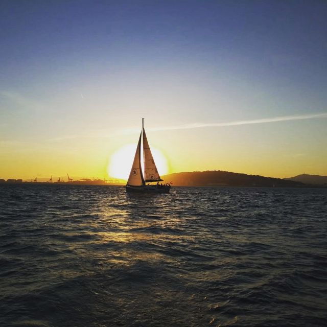 brighton-sunset-sailing-cruise-with-a-glass-of-wine