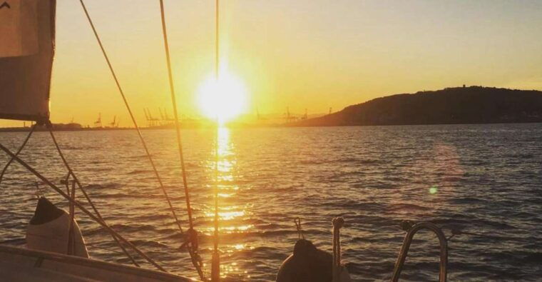 brighton-sunset-sailing-cruise-with-a-glass-of-wine