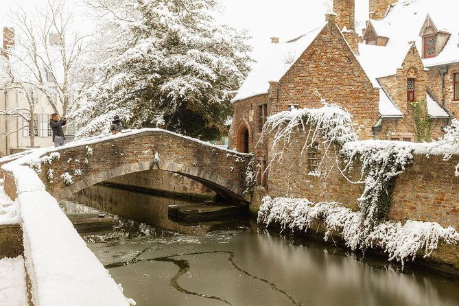 bruges-uncovered-historic-walking-tour-canal-boat-experience