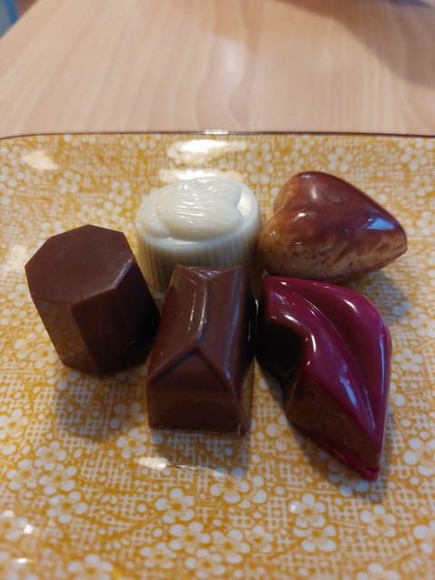 bruges-walking-tour-with-hot-chocolate-chocolate-tasting