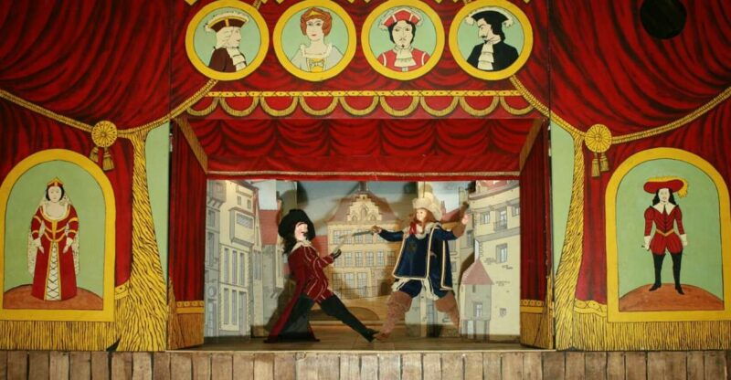 brussels-private-tour-of-theatre-toone-with-snacks-and-beer