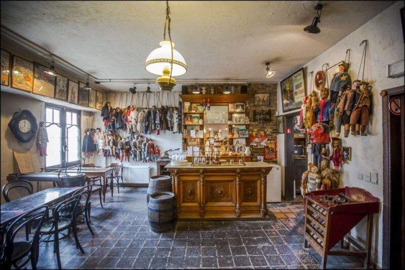 brussels-private-tour-of-theatre-toone-with-snacks-and-beer