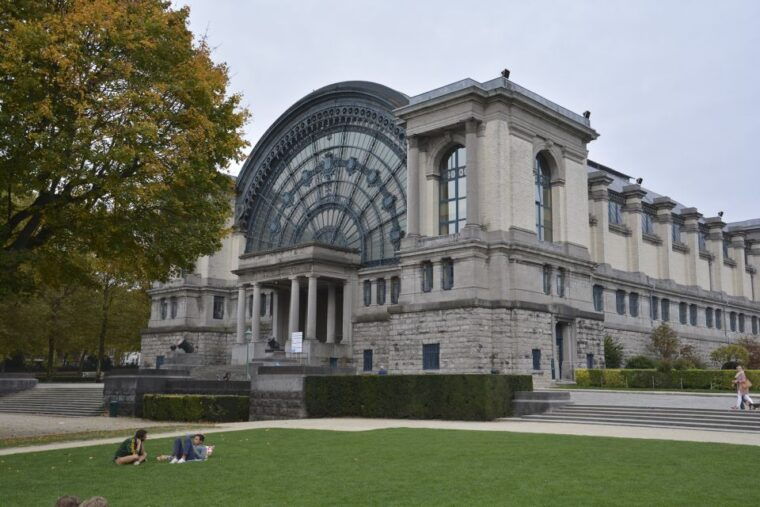 brussels-walking-tour-from-central-station-to-manneken-pis