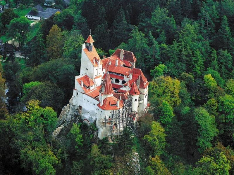 bucharest-bran-peles-castle-with-rasnov-citadel-day-trip