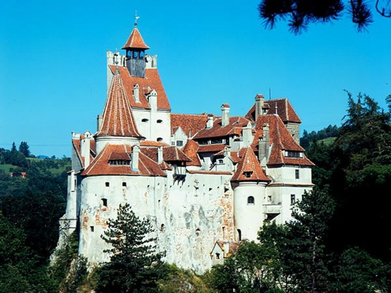 bucharest-peles-castle-draculas-castle-and-brasov-tour