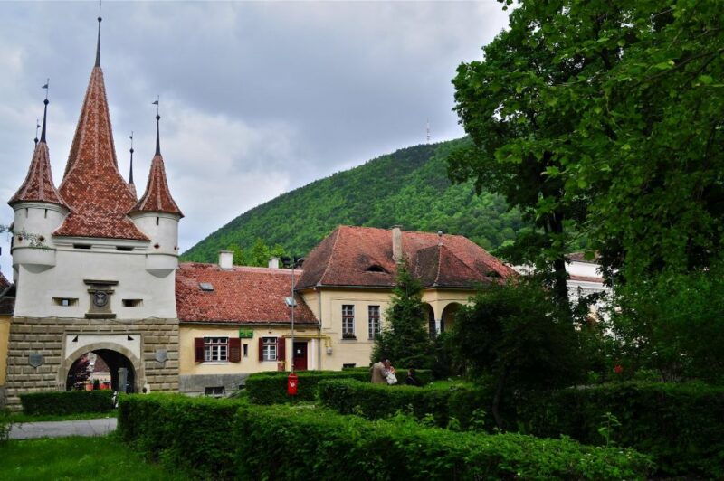 bucharest-peles-castle-draculas-castle-and-brasov-tour