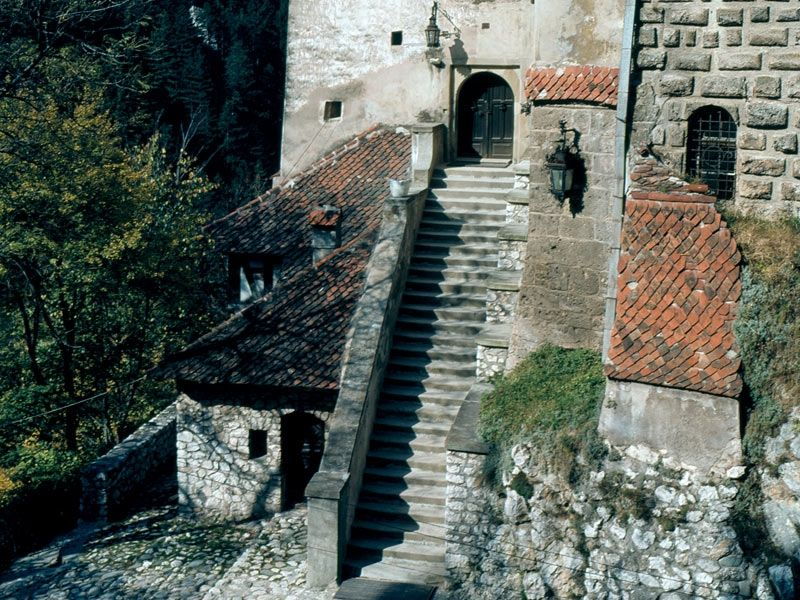 bucharest-peles-castle-draculas-castle-and-brasov-tour