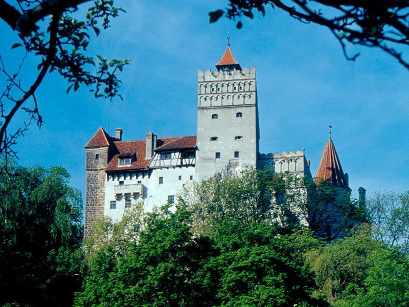 bucharest-peles-castle-draculas-castle-and-brasov-tour