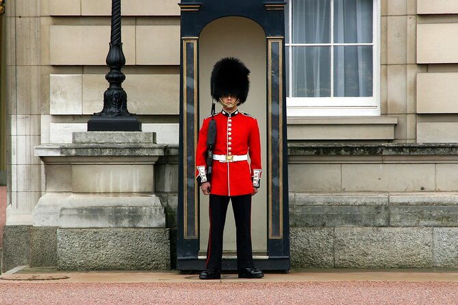 buckingham-palace-changing-of-the-guard-thames-boat-ride