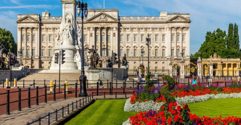 buckingham-palace-exterior-and-royal-history-private-tour-2