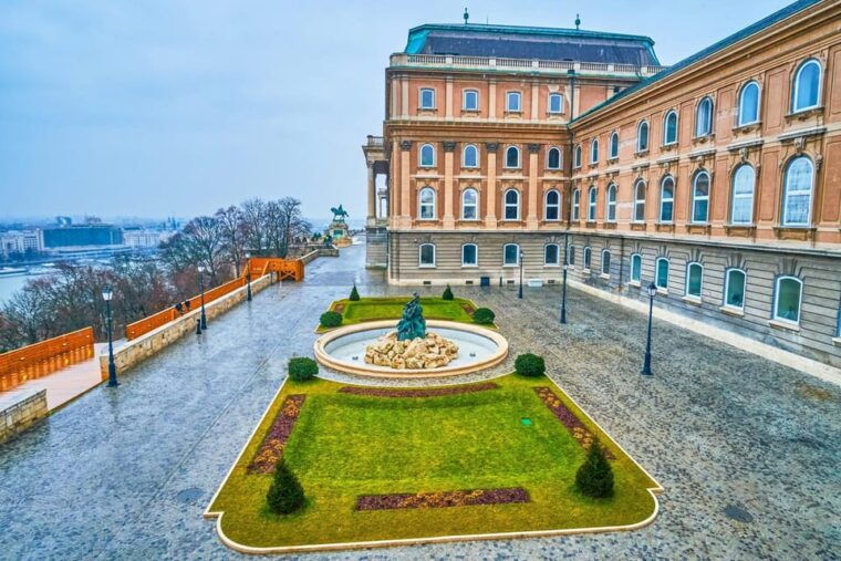 buda-castle-district-and-matthias-church-private-tour