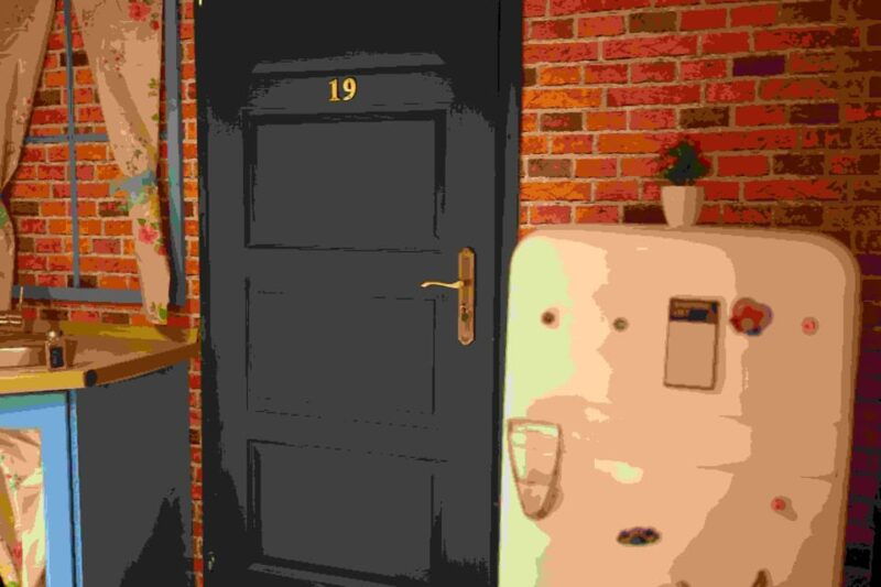 budapest-90s-sitcom-escape-room-adventure-with-drinks