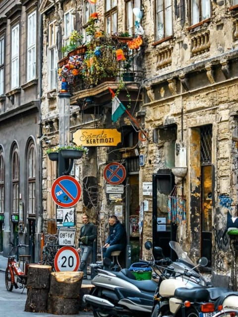 budapest-alternative-street-art-jewish-tour