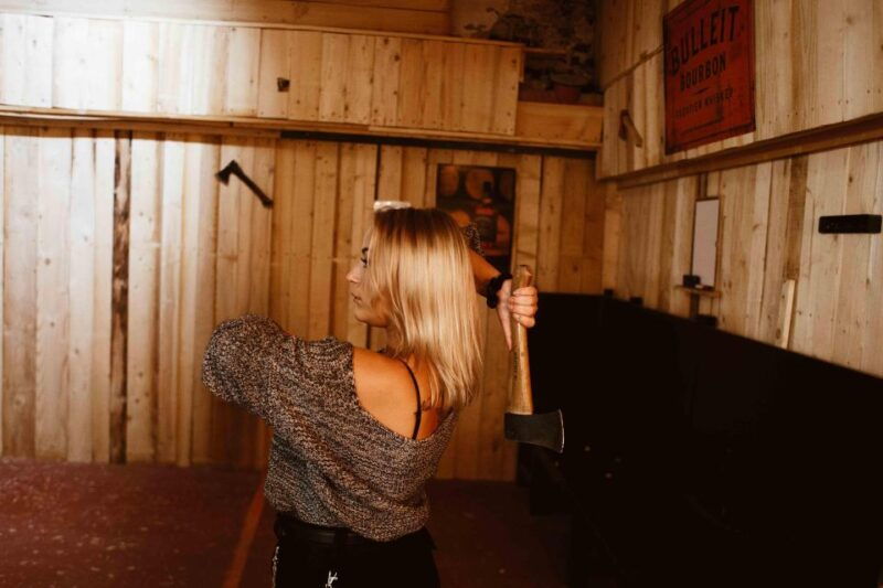 budapest-axe-throwing-experience