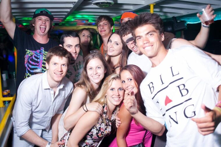 budapest-boat-party-with-option-of-unlimited-drinks