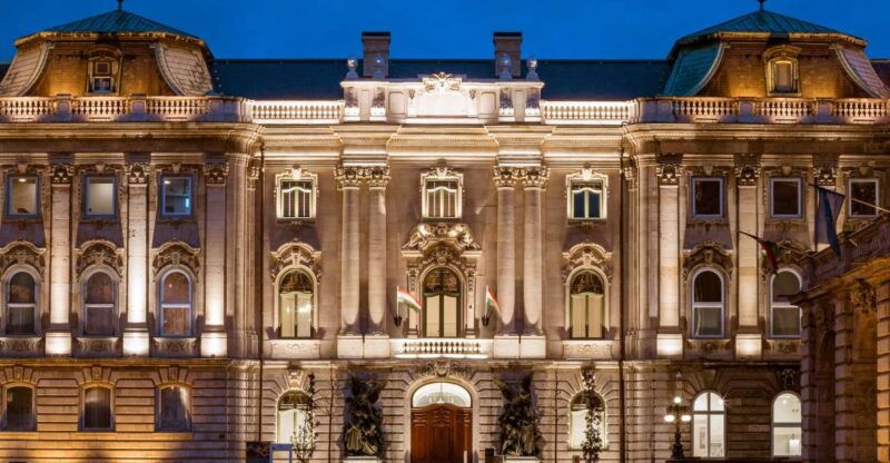 budapest-buda-castle-walk-with-saint-stephens-hall