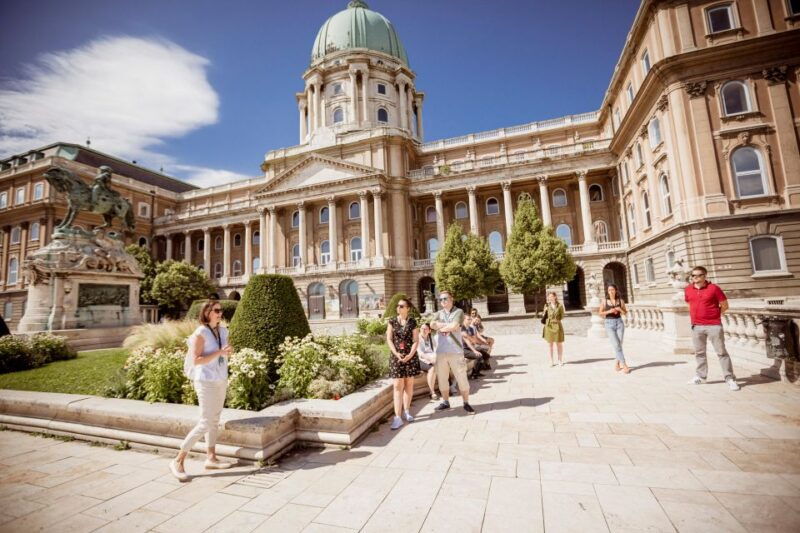 budapest-buda-castle-walk-with-saint-stephens-hall