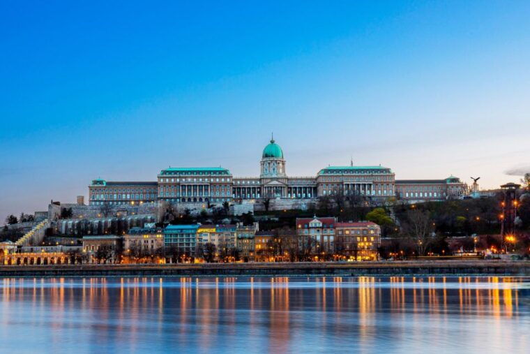 budapest-buda-castle-walk-with-saint-stephens-hall