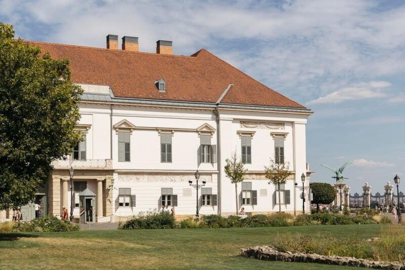 budapest-buda-castle-walking-tour-folk-music-performance