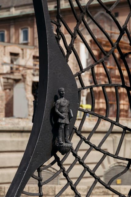 budapest-buda-castle-walking-tour-folk-music-performance