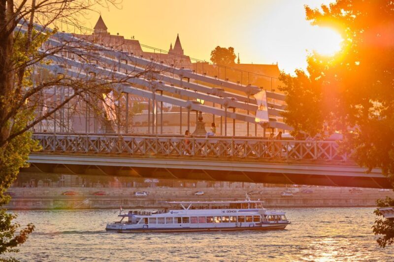 Budapest: By Night Sightseeing Cruise with Welcome Drink - Practical Tips for Your Night Cruise