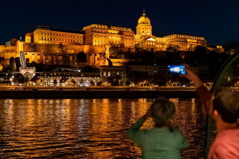 budapest-candlelit-dinner-river-cruise-with-live-music