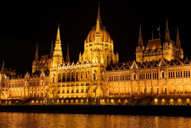 budapest-candlelit-dinner-river-cruise-with-live-music