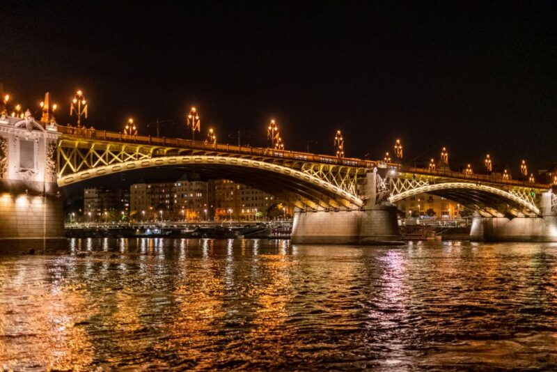 budapest-candlelit-dinner-river-cruise-with-live-music