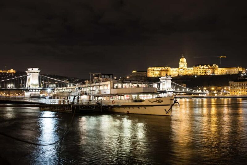Budapest: Christmas and Holiday Danube Dinner Cruise - The Itinerary in Detail