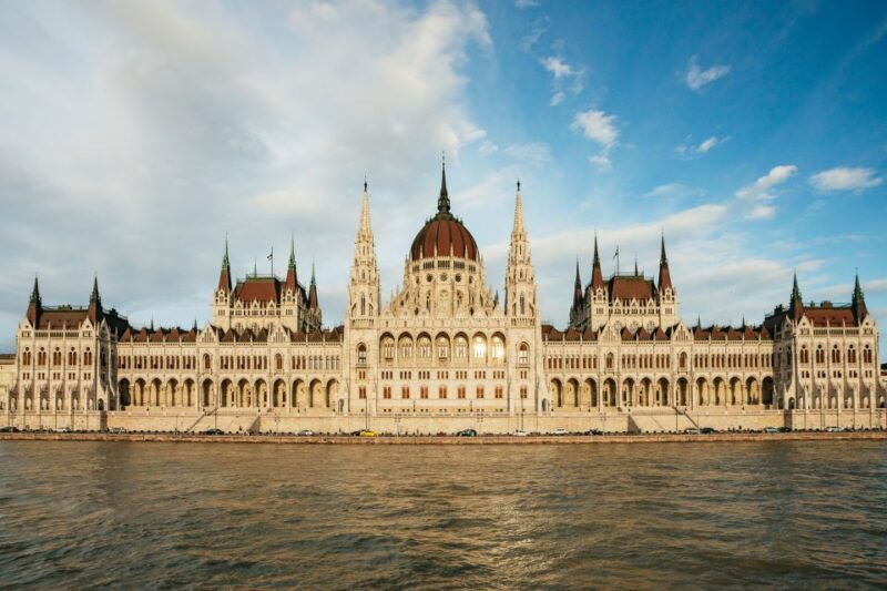 budapest-danube-river-city-lights-express-cruise
