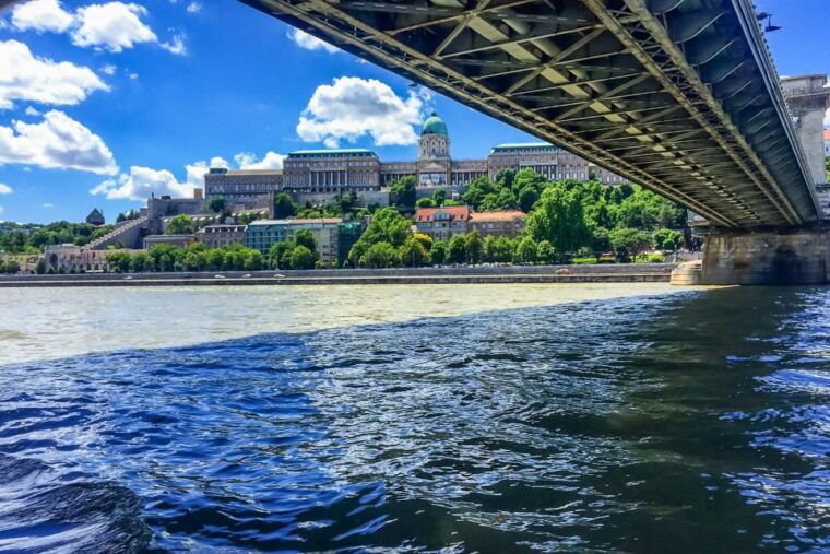 budapest-daytime-sightseeing-boat-cruise