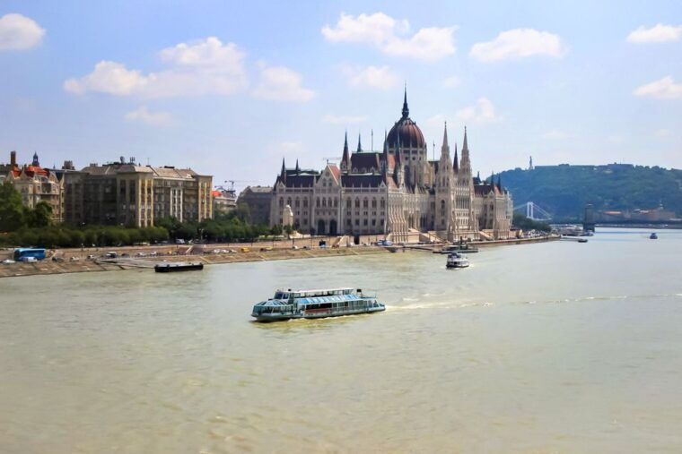 budapest-daytime-sightseeing-boat-cruise