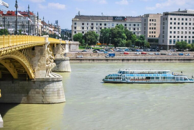 budapest-daytime-sightseeing-boat-cruise