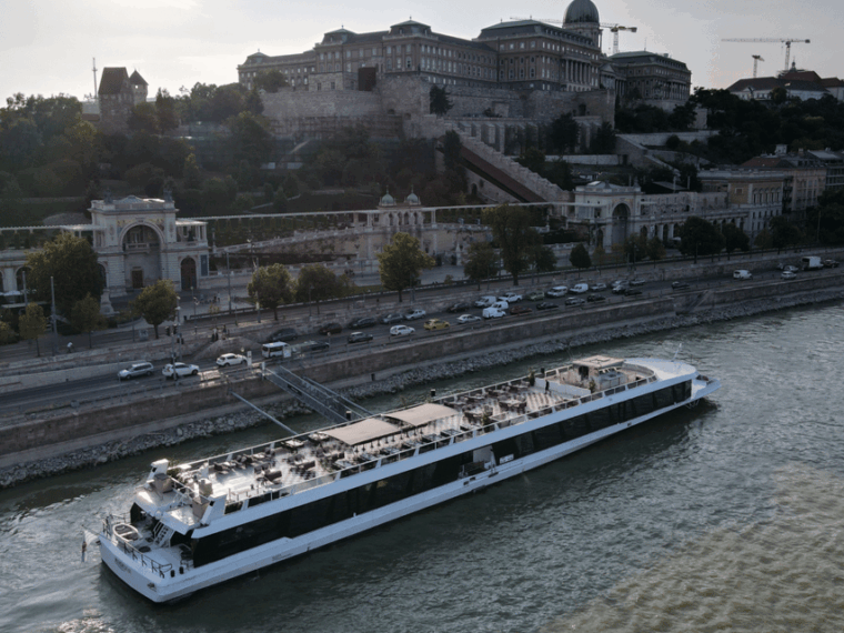 budapest-dinner-cruise-with-live-music-and-unlimited-drinks
