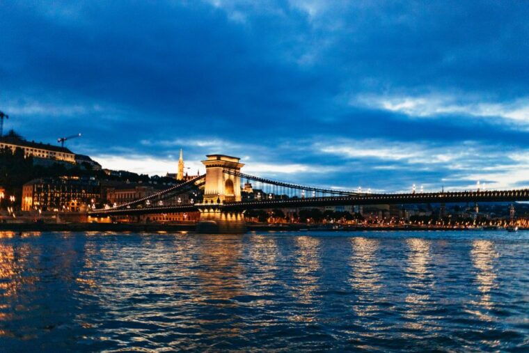 budapest-dinner-cruise-with-operetta-and-folk-show