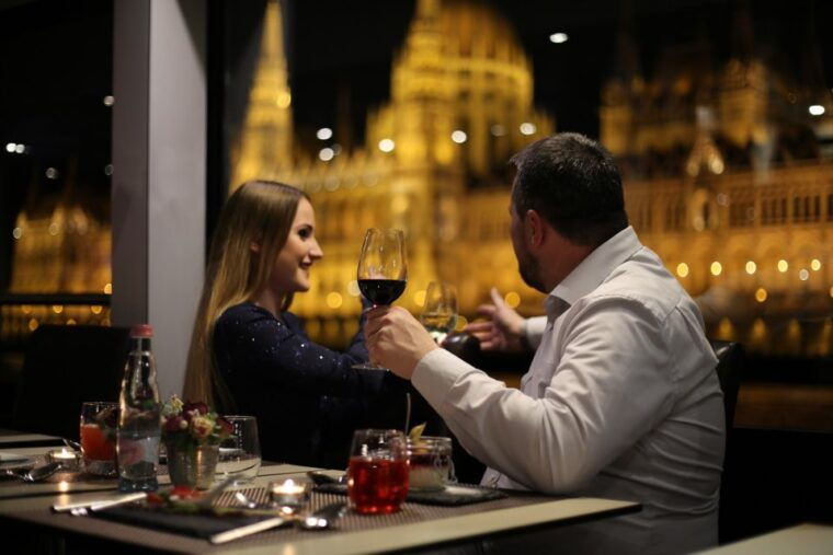 budapest-dinner-cruise-with-operetta-and-folk-show